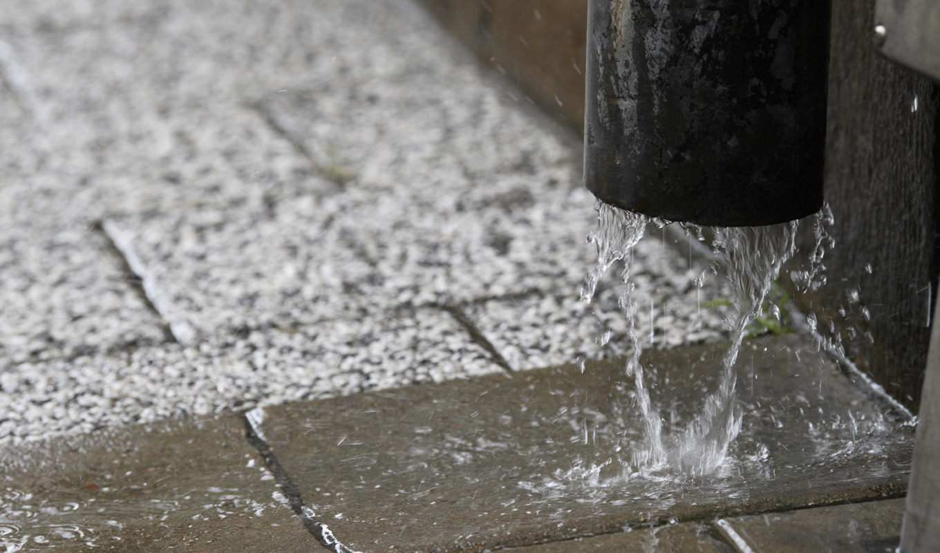 Det finns en risk att till exempel källare, dagvattensystem, vägar och viadukter översvämmas, enligt SMHI. Arkivbild. Foto: Oscar Olsson/TT