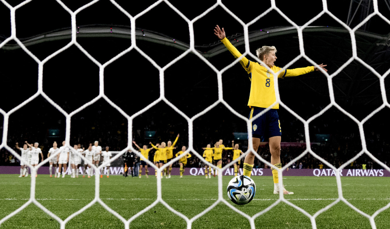Sveriges Lina Hurtig sätter den sista och avgörande straffen i söndagens åttondelsfinal mellan Sverige och USA på Melbourne Rectangular Stadium i fotbolls-VM. Foto: Pontus Lundahl/TT
