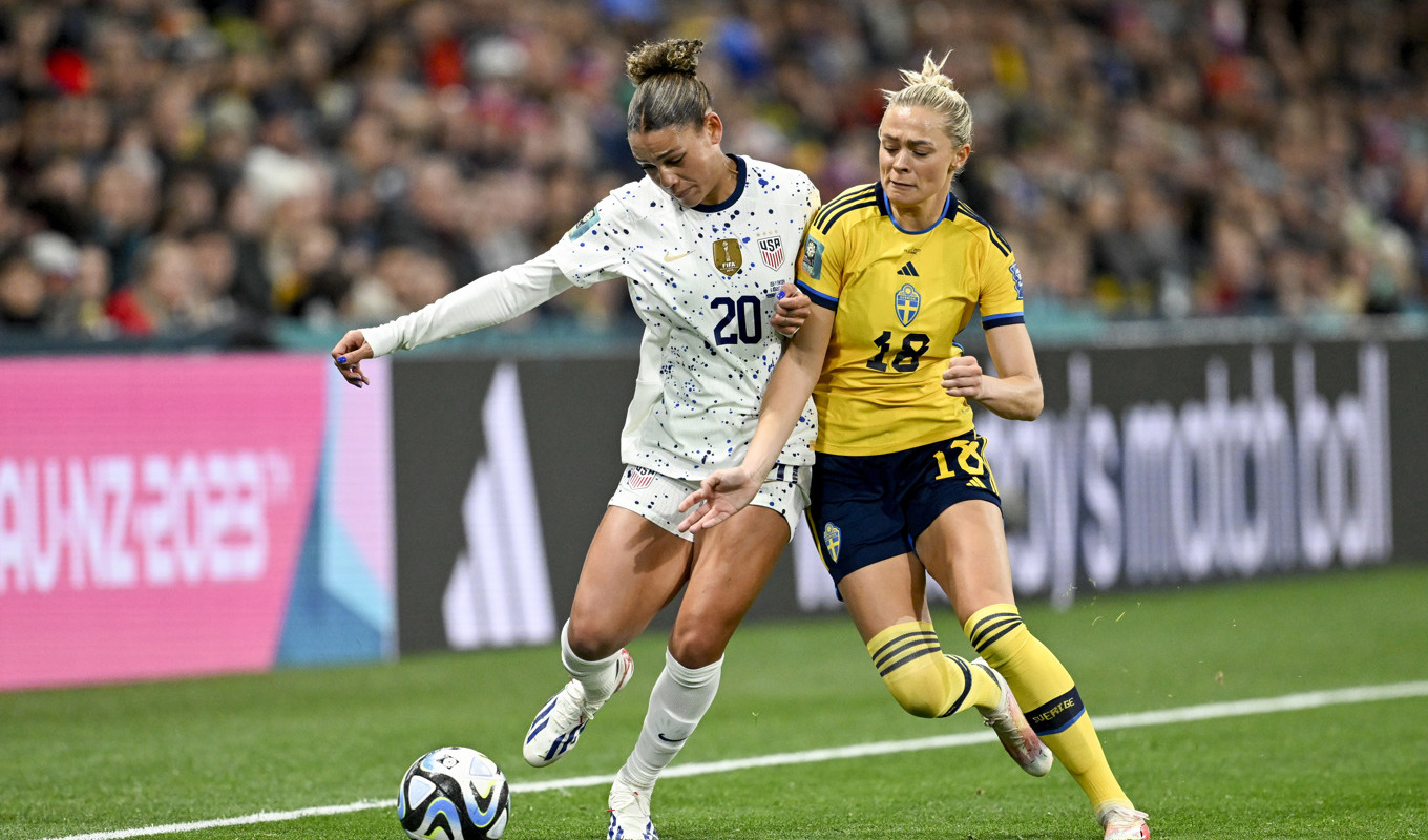 USA:s Trinity Rodman och Sveriges Fridolina Rolfö under söndagens åttondelsfinal i fotbolls-VM mellan Sverige och USA på Melbourne Rectangular Stadium. Foto: Pontus Lundahl/TT