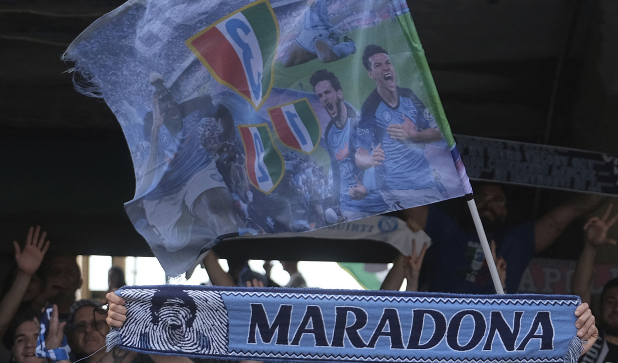 En misstänkt maffiamedlem kunde gripas efter att ha fångats på bild med en Napoli-halsduk. På bilden visas ett annat Napoli-firande. Foto: Alessandro Garofalo/AP/TT