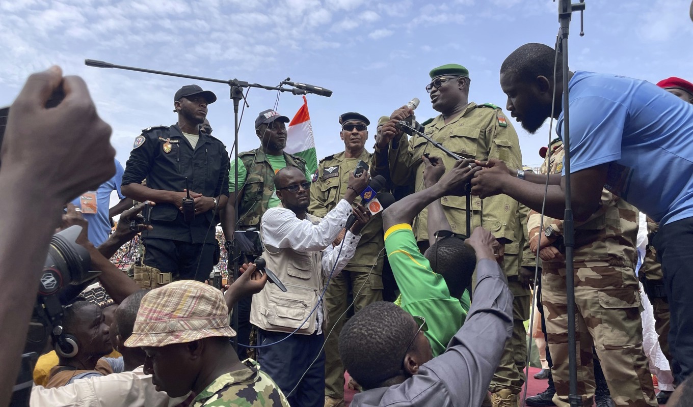 Mohamed Toumba, medlem av militärjuntan i Niger, talar till anhängare på ett stort möte i huvudstaden Niamey på söndagen. Foto: Sam Mednick/AP/TT