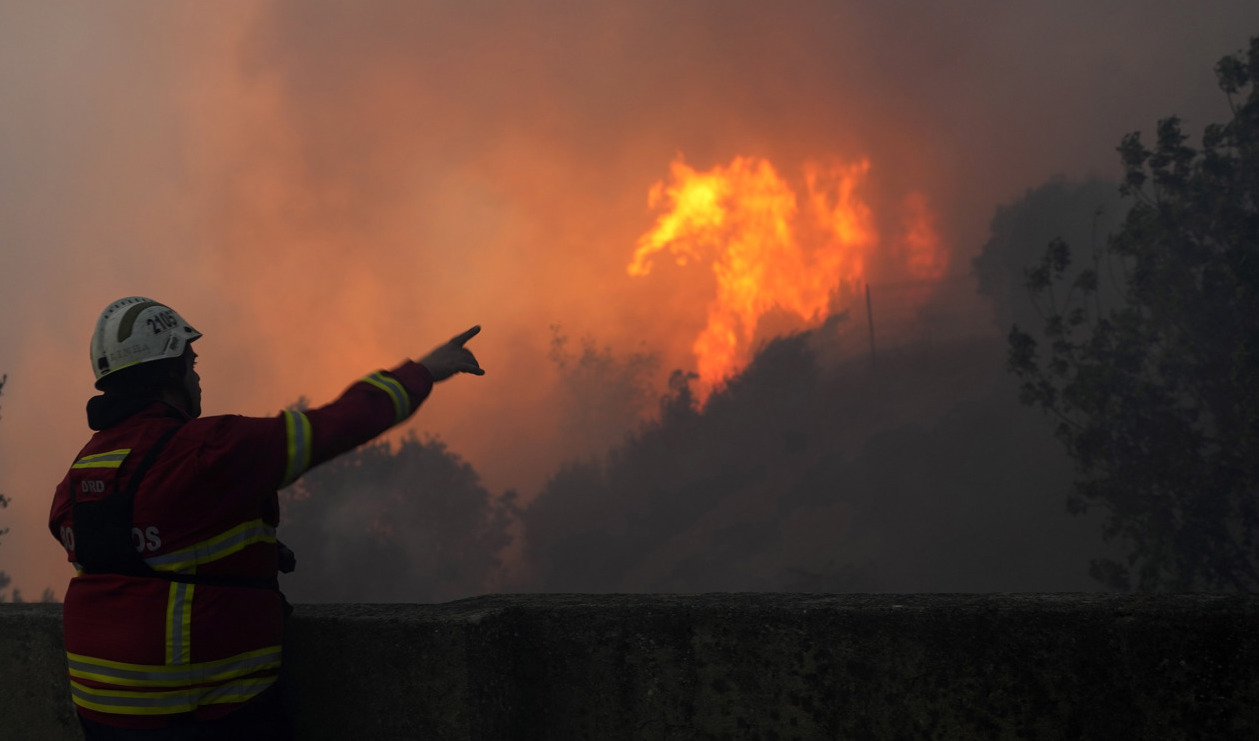 En skogsbrand utanför Lissabon i Portugal i slutet av juli. Foto: Armando Franca/AP/TT