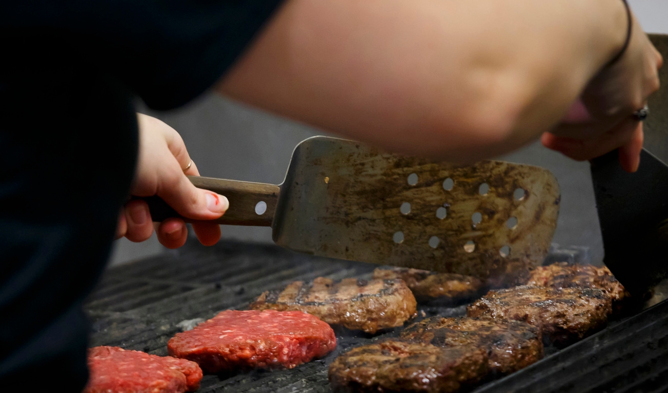 En hamburgerrestaurang i Nyköping får betala böter på 400 000 sedan personal två gånger bränt sig på het frityrolja. Arkivbild. Foto: Heiko Junge/NTB/TT