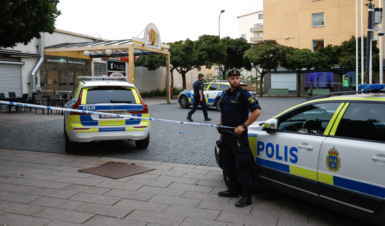 Ett område i Sätra centrum spärrades av efter skottlossningen. Foto: Robin Bäckman/TT