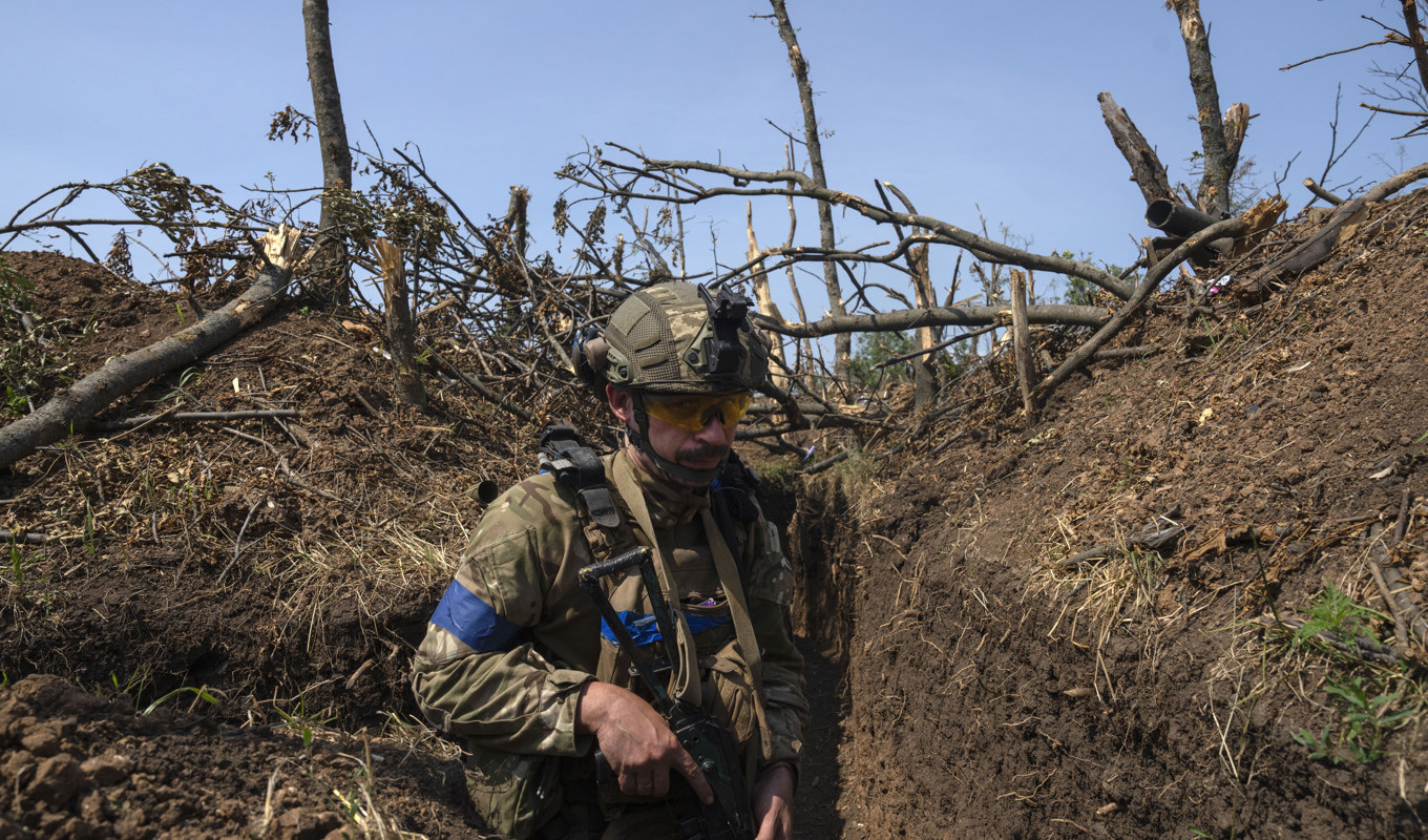 En ukrainsk soldat i en skyttegrav i regionen Zaporizjzja. Foto: Efrem Lukatsky/AP/TT