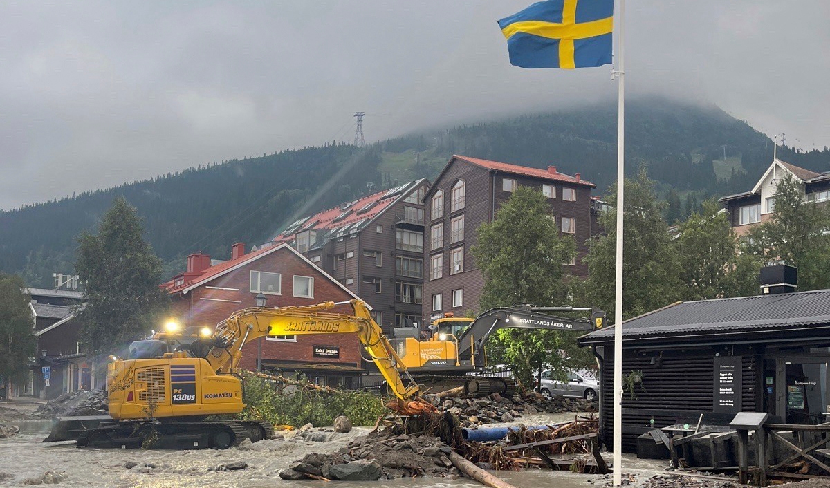 Det är inte bara i Åre, på bilden, som Sverige är extra blött nu. Det myckna regnandet har lett till översvämningar på flera håll och SMHI har utfärdat röda varningar för ”extremt höga flöden i bäckar och diken” i fem län. Foto: Räddningstjänsten/TT