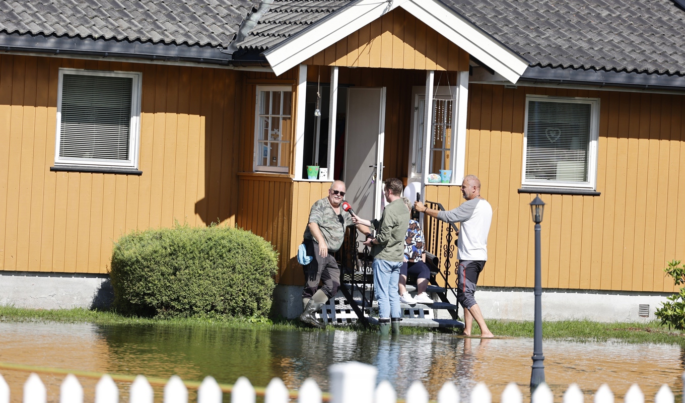 I Viken har närmare 4 000 människor tvingats lämna sina hem på grund av risk för översvämningar och ras. Foto: Frederik Ringnes/NTB/AP