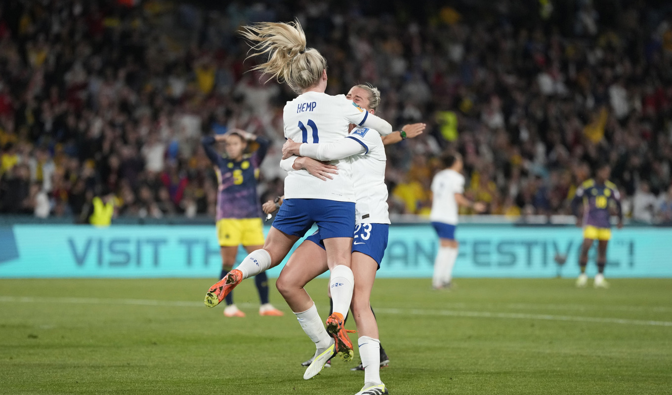 Englands Lauren Hemp och Alessia Russo firar kvitteringen till 1–1 i kvartsfinalen mot Colombia. Foto: Rick Rycroft/AP/TT