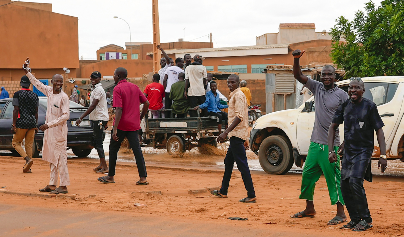 Demonstranter samlas till fredagens protest i Nigers huvudstad Niamey mot planerna på en militärintervention i landet. Foto: Sam Mednick/AP/TT