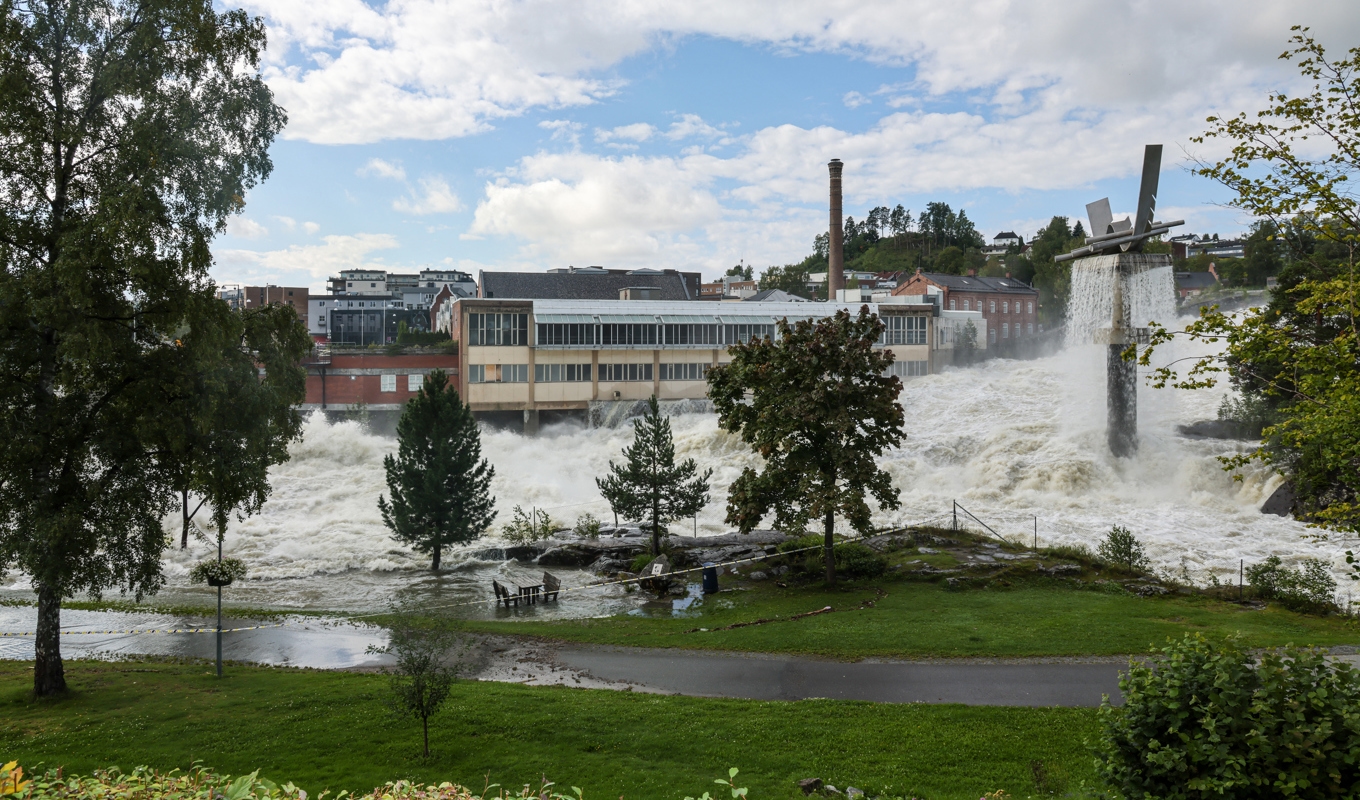 Kronprins Haakon besökte under lördagen centrala Hønefoss som drabbats svårt av ovädret Hans. Foto: Geir Olsen/NTB/TT
