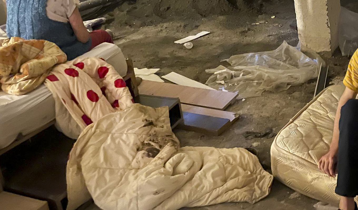 Boende på vårdhemmet i byn Bardesti levde under usla förhållanden. De bodde i källarutrymmen och sov på smutsiga madrasser. Foto: Center of Legal Resources/AP/TT