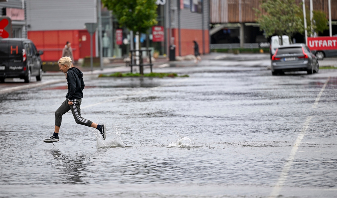 Kraftigt regn har lett till översvämningar på flera platser, bland annat i Örebro län. Arkivbild. Foto: Björn Larsson Rosvall/TT