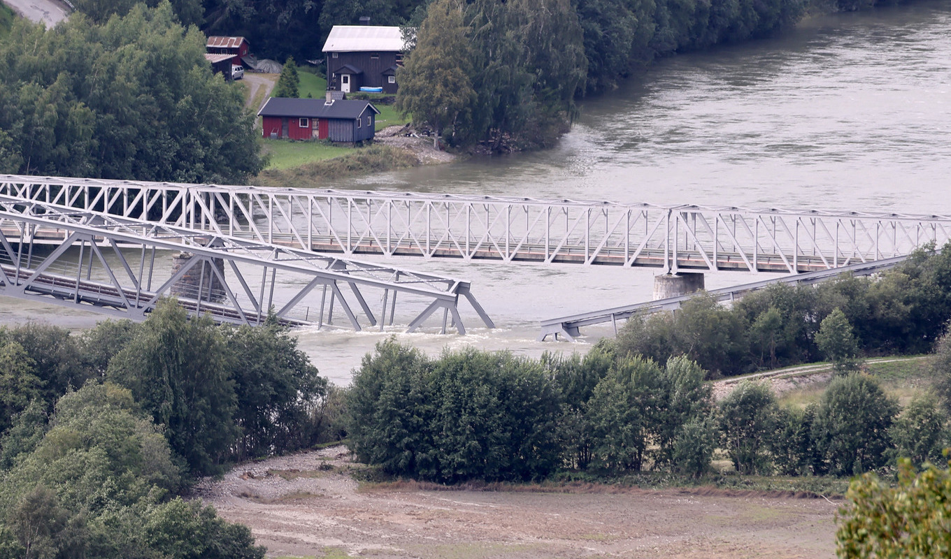Järnvägsbron över Gudbrandsdalslågen bröts av under måndagen. Foto: Geir Olsen/NTB/TT