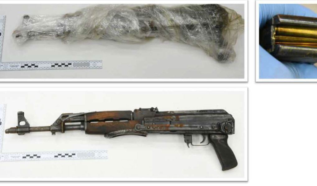 Bild ur polisens förundersökningsprotokoll på en beslagtagen automatkarbin. Vapnet skulle enligt åtalet användas för att mörda personer ur ett rivaliserande nätverk. Foto: Polisen