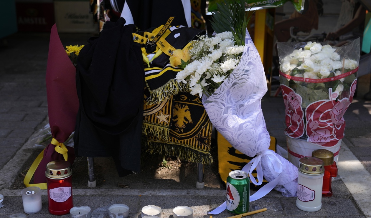Ljus och blommor vid platsen där den 29-årige supportern dog. Arkivbild. Foto: Thanassis Stavrakis/AP/TT