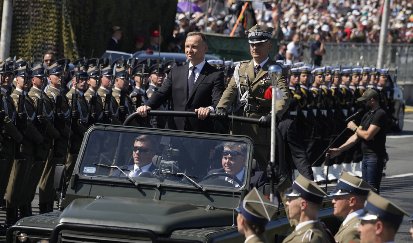 Polens president Andrzej Duda anländer till militärparaden i Warszawa. Foto: Czarek Sokolowski/AP/TT