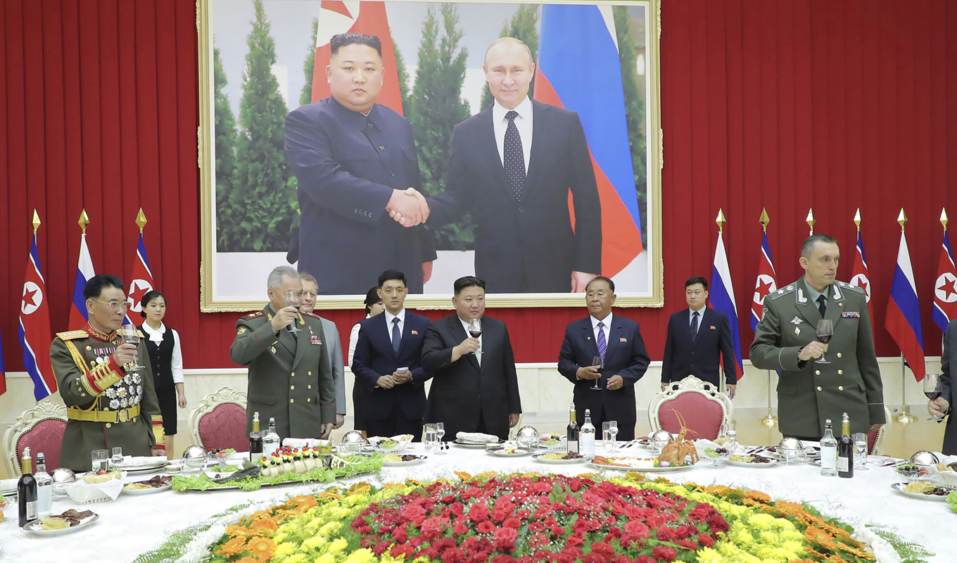 På denna bild som Nordkoreas regering tillhandahållit ses Kim Jong Un och Rysslands försvarsminister Sergej Shoigu under dennes besök i Pyongyang i juli. Arkivbild. Foto: Foto: Korean Central News Agency/AP/TT