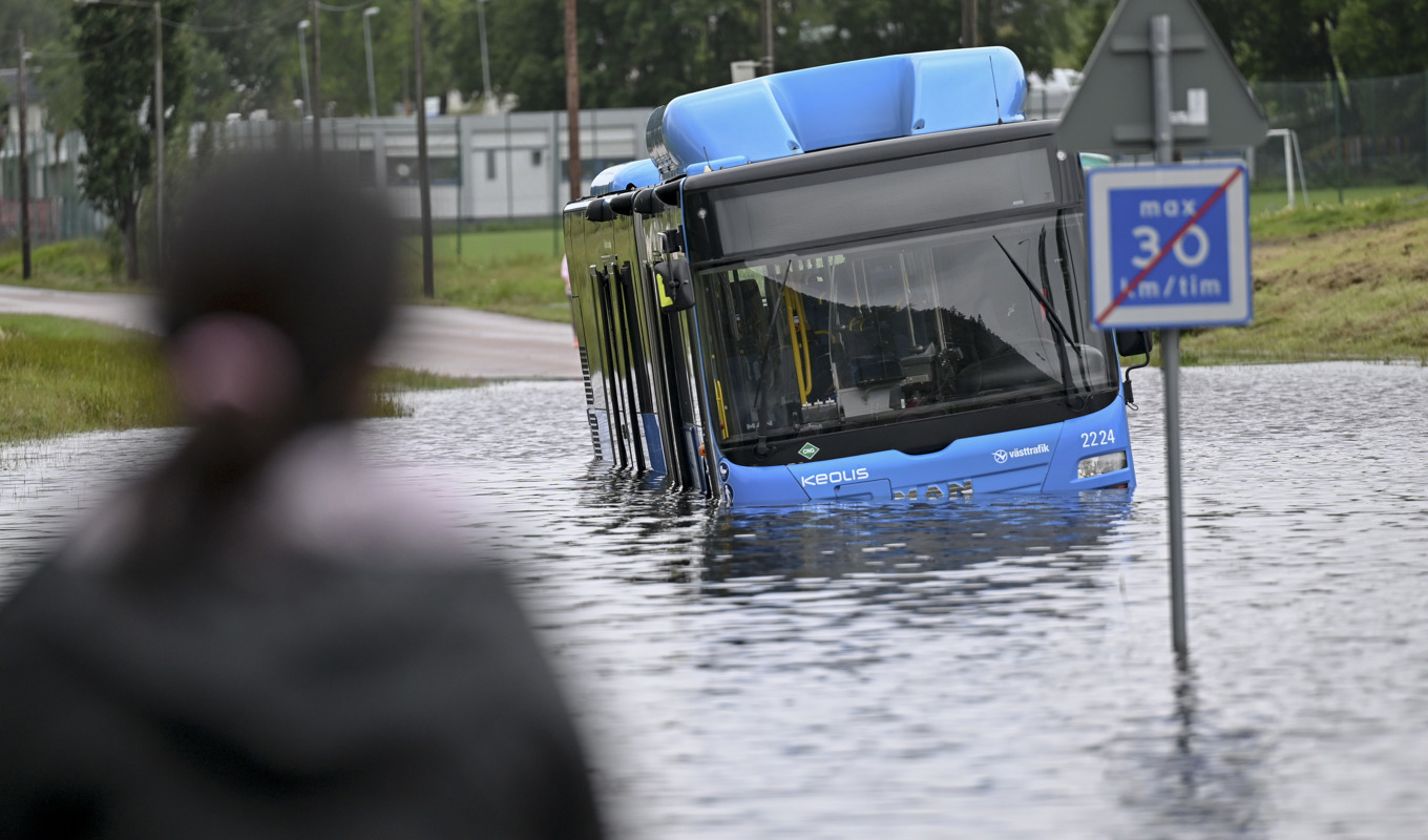 Den senaste tidens oväder har drabbat många, visar siffror från Försäkringsbolagen. Här en buss som fastnat i vatten i Partille, Göteborg. Foto: Björn Larsson Rosvall/TT