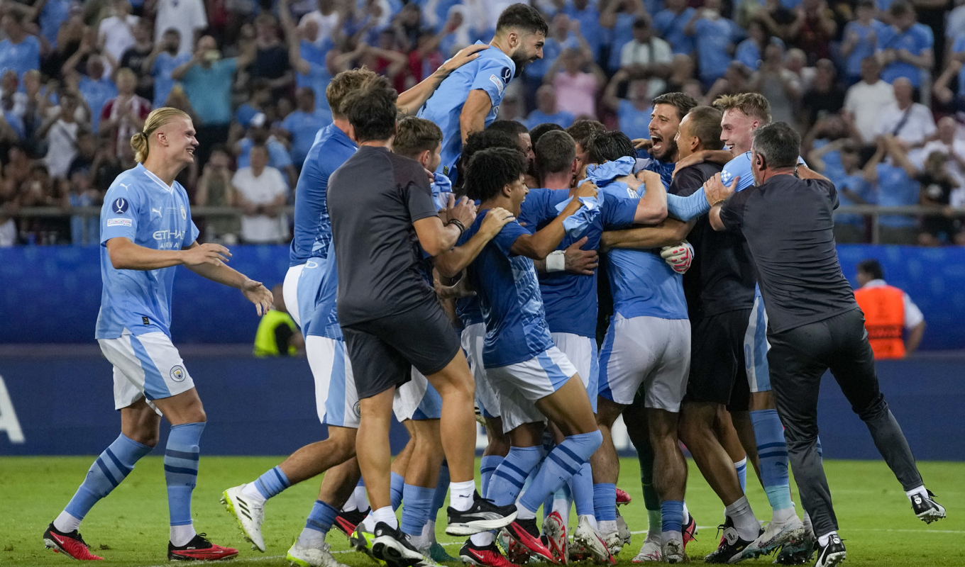 Manchester Citys spelare i kramkalas efter supercupsegern över Sevilla. Foto: Thanassis Stavrakis/AP/TT