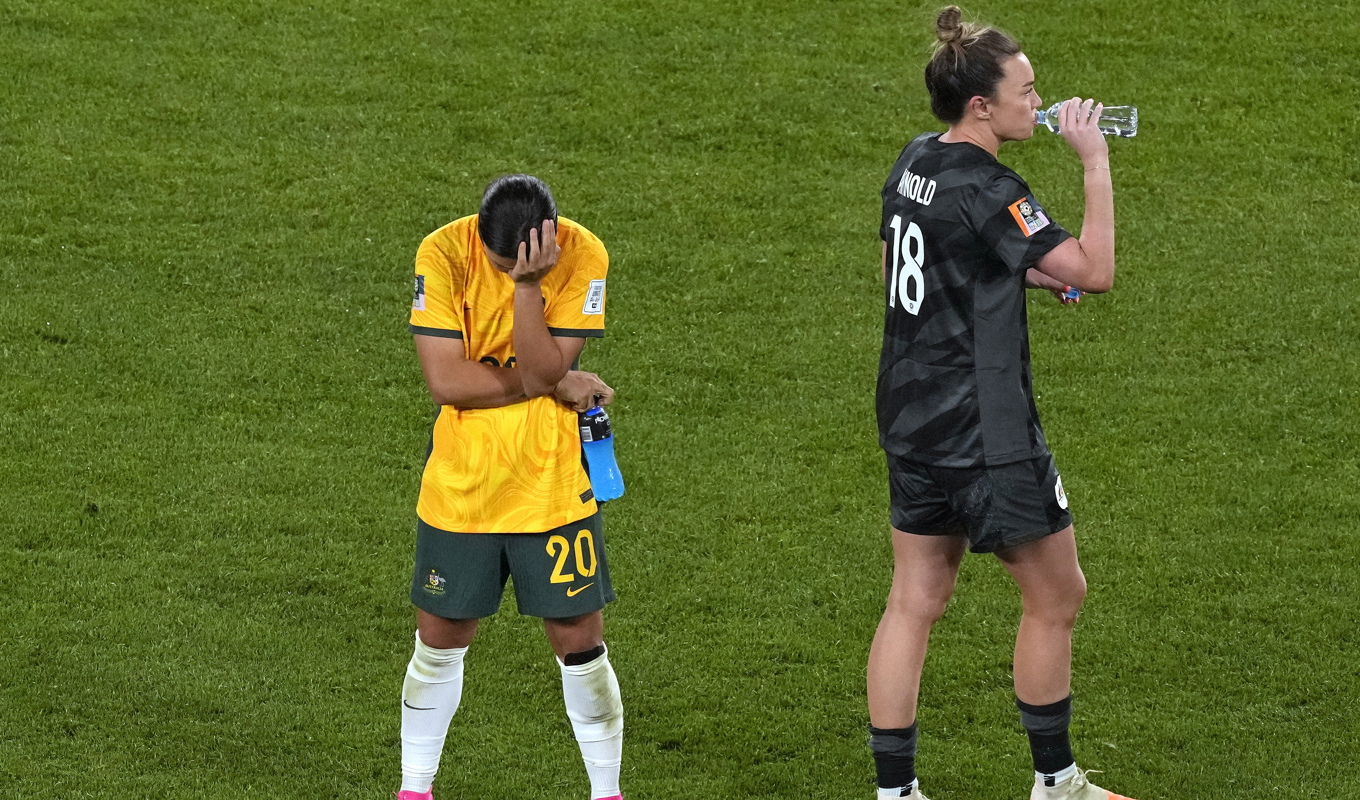 Rekordmånga australier såg när Matildas förlorade VM-semifinalen mot England på onsdagen. På bild Australiens storstjärna Sam Kerr och målvakt Mackenzie Arnold. Foto: Mark Baker/AP/TT
