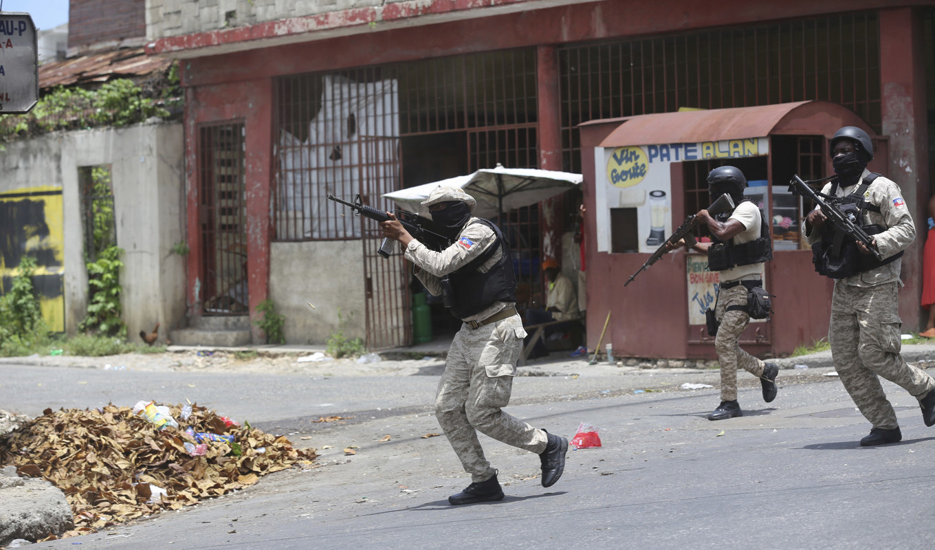 Polis i Port-au-Prince under oroligheter tidigare i veckan. Bild från i måndags. Foto: Odelyn Joseph/AP/TT