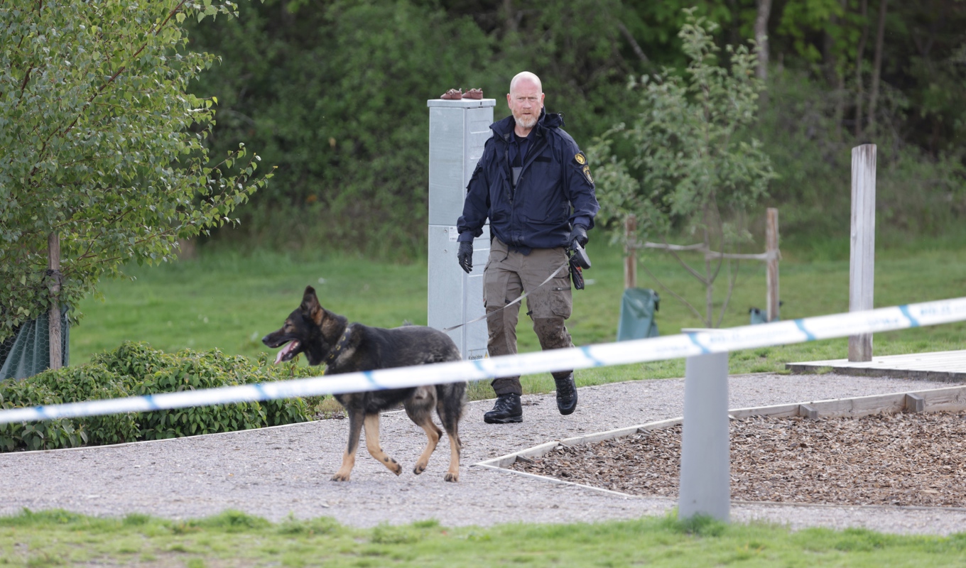 Polis och nationella bombskyddet tog hand om det misstänkta föremålet på en lekplats i Norrköping. Foto: Magnus Andersson/TT