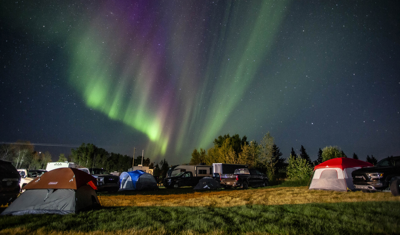 Evakuerade från staden Yellowknife tältar i väntan på evakuering. Foto: Bill Braden/AP/TT