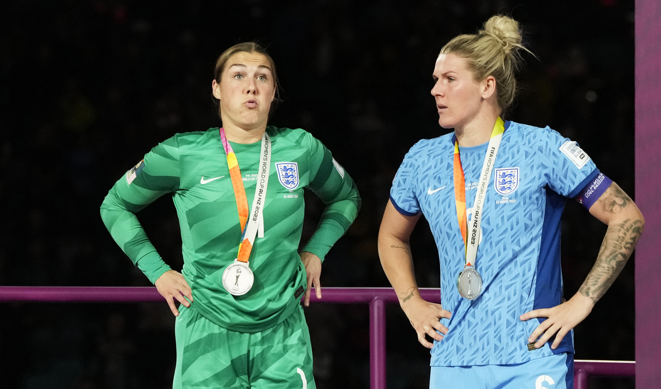 Mary Earps (vänster) och Millie Bright (höger) deppar efter den tunga finalförlusten i VM i Sydney. Foto: Rick Rycroft