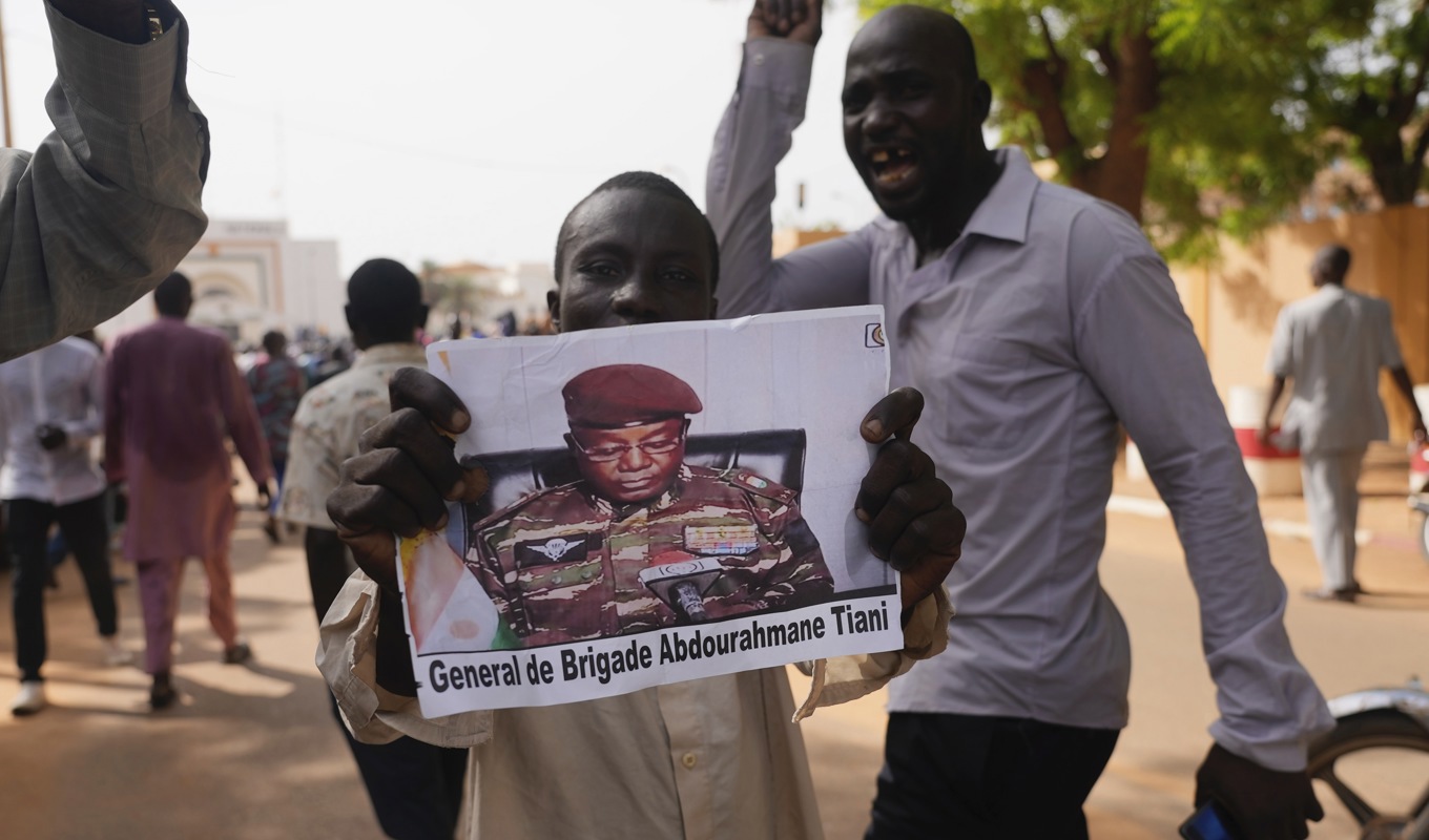 Anhängare till kuppledaren Abdourahmane Tiani, i orten Niamey i Niger. Foto: Sam Mednick/AP/TT