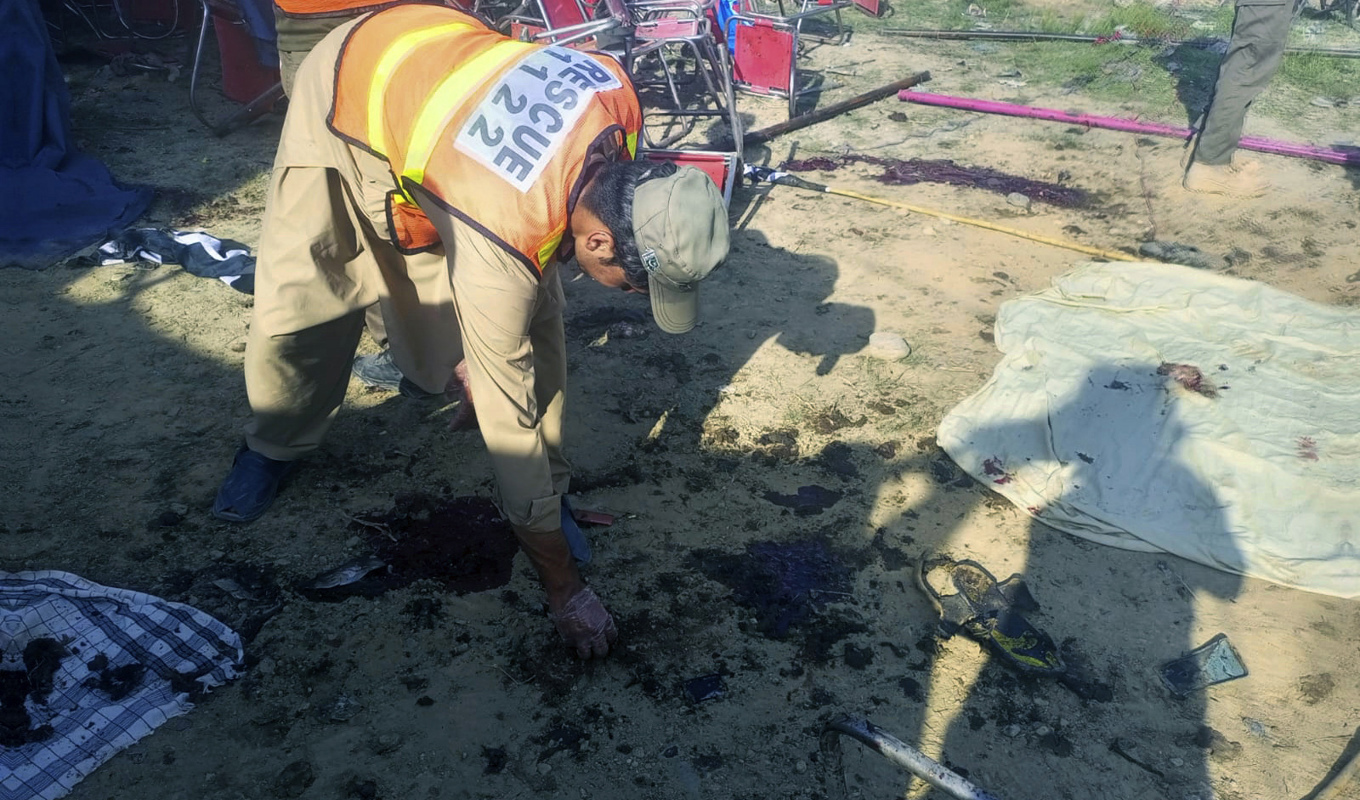 En räddningsarbetare inspekterar platsen där en bomb exploderade tidigare i år, i regionen Bajur i Pakistan. Arkivbild. Foto: Räddningstjänsten Pakistan/AP/TT