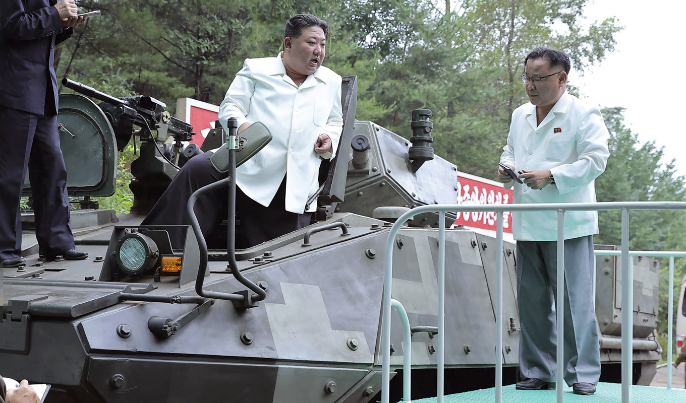 Nordkoreas ledare uppges ha inspekterat ett robottest vid en flottenhet. Här syns han vid ett tidigare tillfälle. Arkivbild. Foto: KCNA/KNS via AP/TT