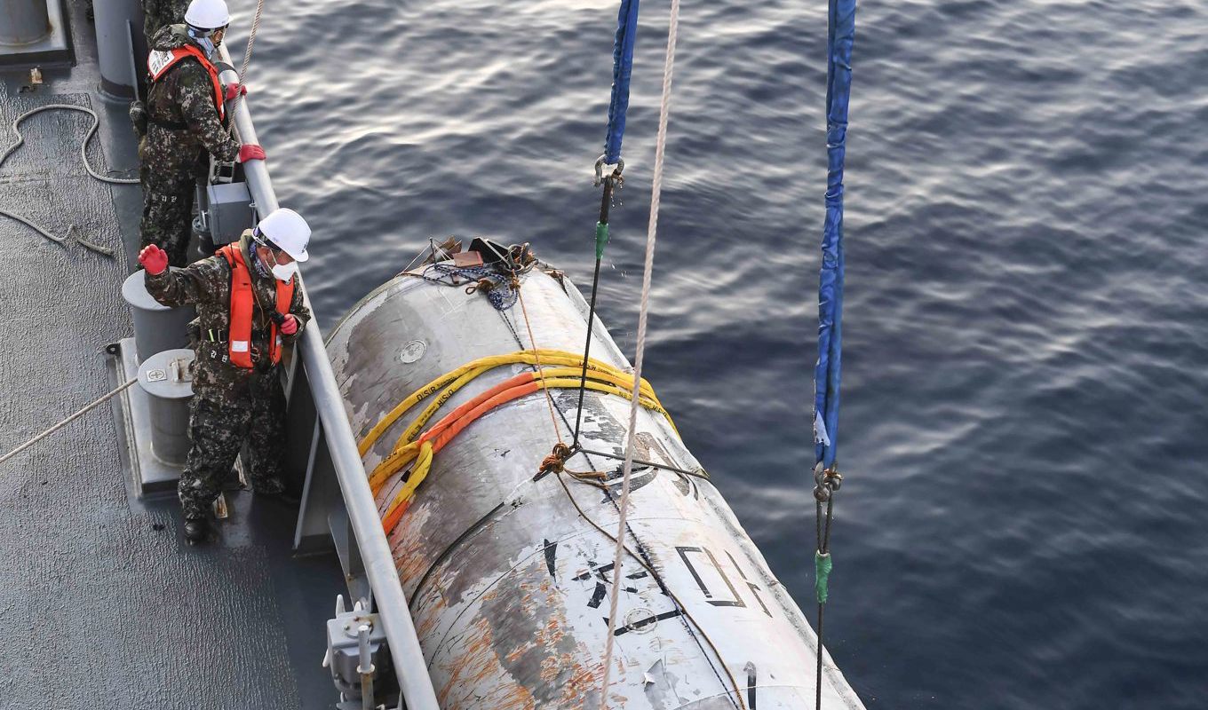 Raketen vid den förra misslyckade uppskjutningen bärgades. Arkivbild. Foto: Sydkoreas försvarsdepartement/AP/TT