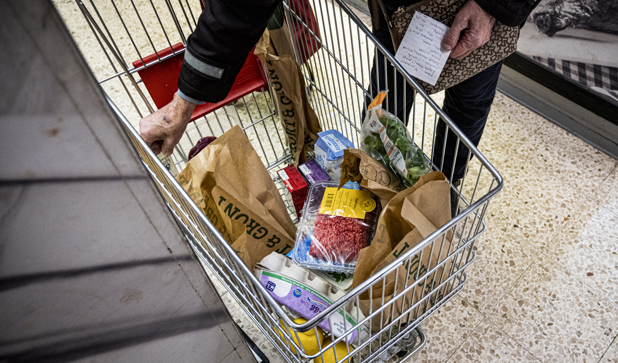 Matproducenternas kostnader väntas stiga i höst, enligt Livsmedelsföretagen. Något som snart kan märkas av i kundvagnen. Arkivbild. Foto: Tim Aro/SvD/TT