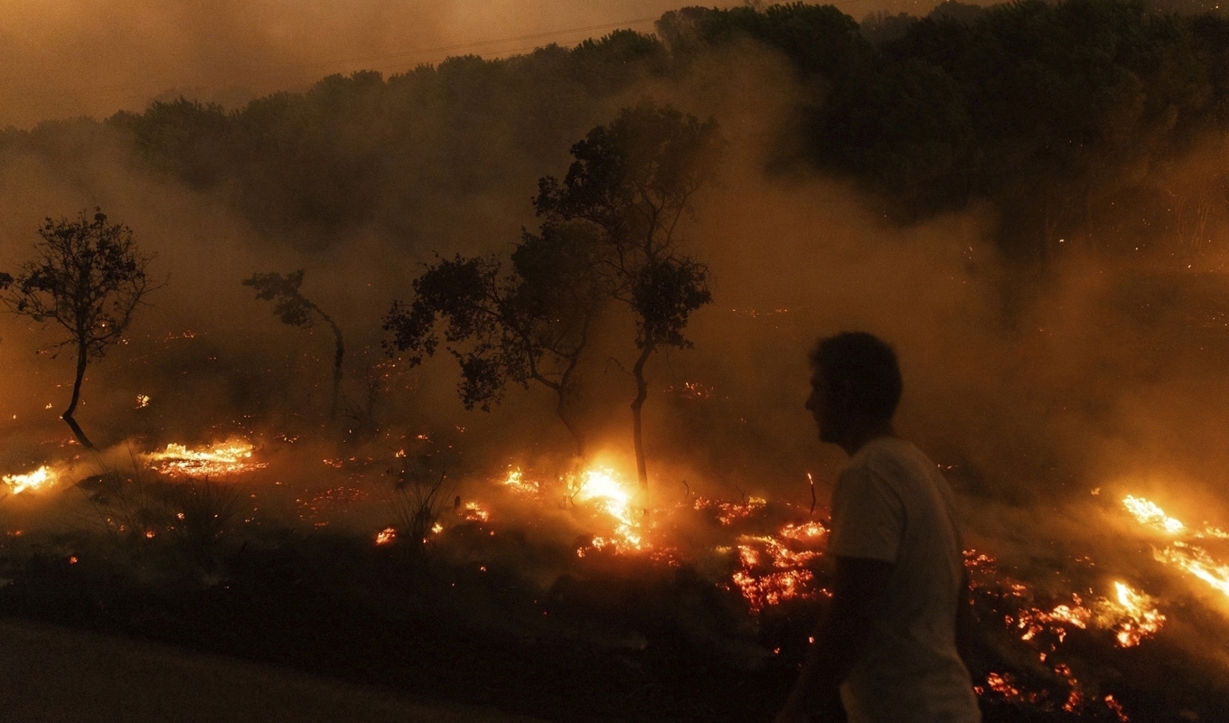En av bränderna rasar i Dikela, nära staden Alexandroupolis i den nordöstra regionen Evros. Arkivbild. Foto: Achilleas Chiras/AP/TT