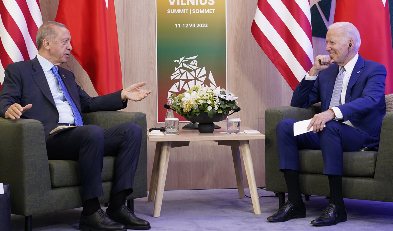 Turkiets president Recep Tayyip Erdogan och USA:s president Joe Biden träffades i Vilnius i juli. Arkivbild. Foto: Susan Walsh/AP/TT