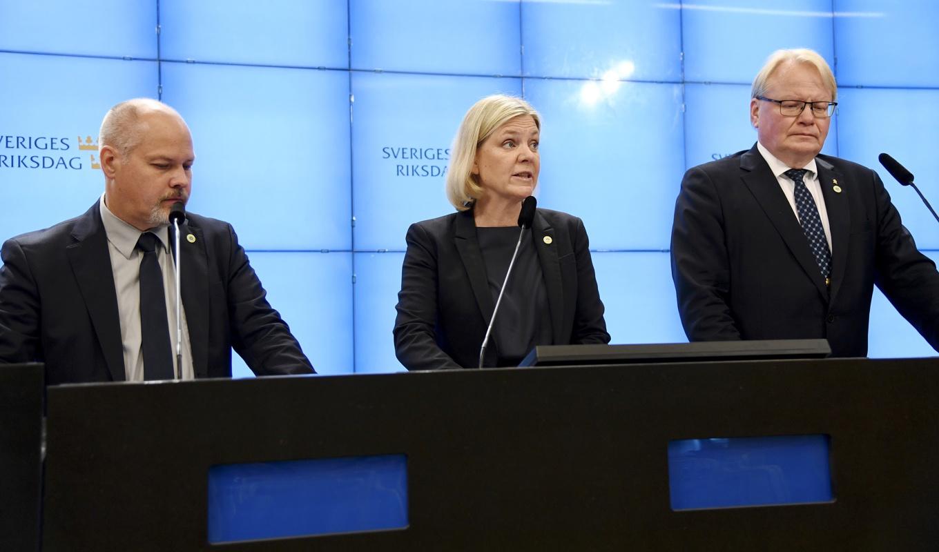 Socialdemokraternas partiledare Magdalena Andersson, Peter Hultqvist (höger) och Morgan Johansson håller pressträff där man vill att Sverige skickar JAS Gripen till Ukraina. Foto: Lars Schröder/TT