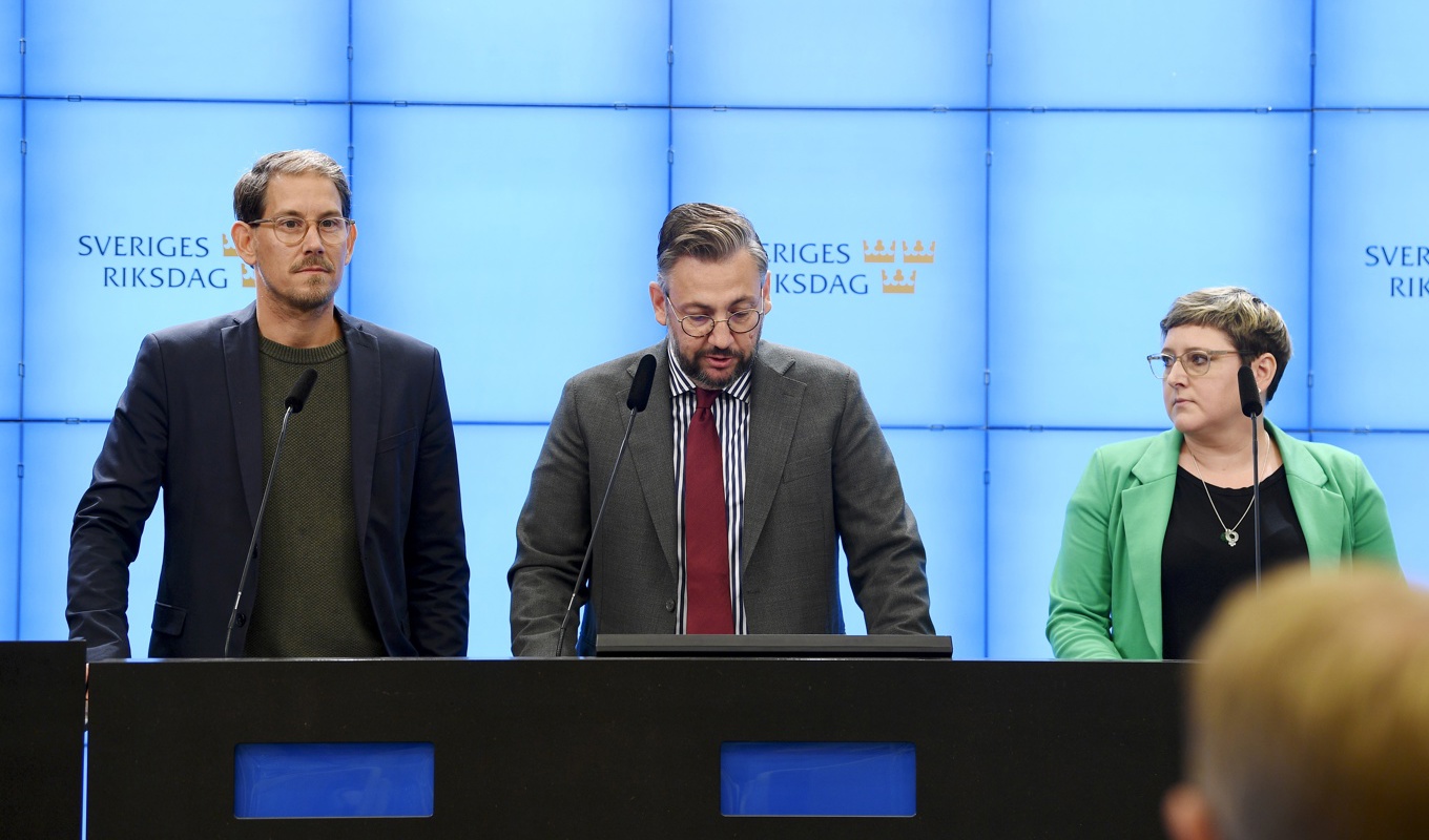 C-ledaren Muharrem Demirok presenterar nytt utbildningspolitiskt program tillsammans med partiets utbildningspolitiske talesperson Niels Paarup-Petersen och Madelaine Jakobsson, programansvarig. Foto: Mikaela Landeström/TT