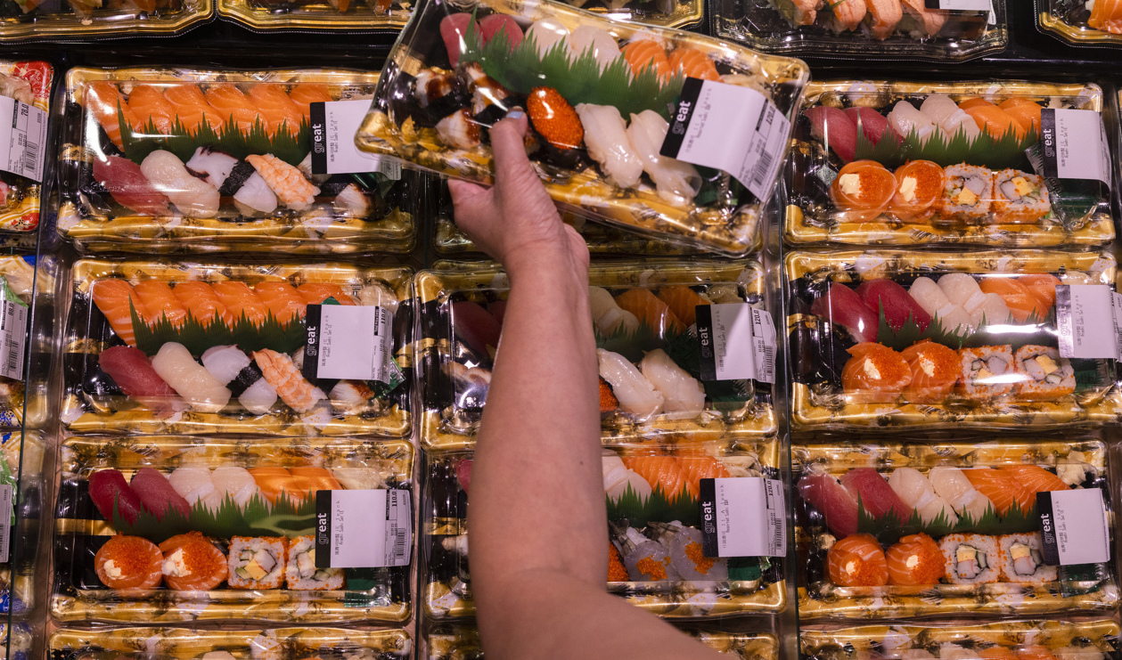 På japanska restauranger i Japans grannländer växer oron inför utsläppet av kylvatten från det japanska kärnkraftverket Fukushima. Foto: Louise Delmotte/AP/TT