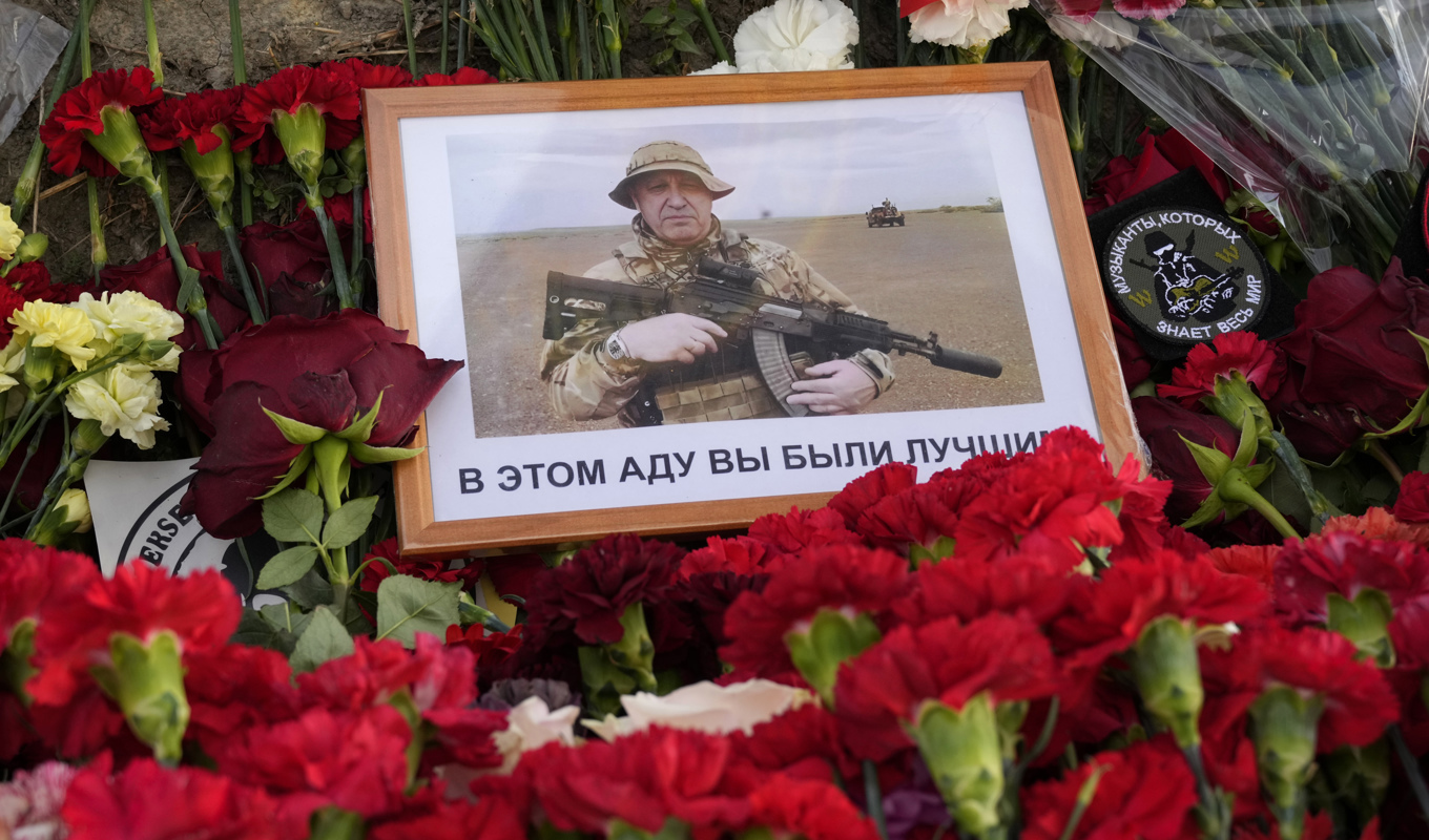 Ett porträtt av Wagnerledaren Jevgenij Prigozjin vid en informell minnesplats i S:t Petersburg på torsdagen. Foto: Dmitri Lovetsky/AP/TT