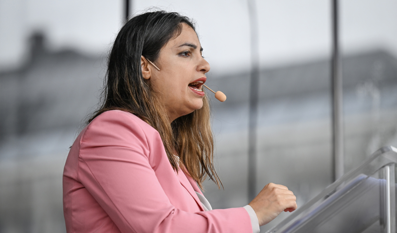 Vänsterpartiets partiledare Nooshi Dadgostar gick hårt åt bankerna under sitt sommartal på Gustav Adolfs torg i Göteborg. Foto: Björn Larsson Rosvall/TT