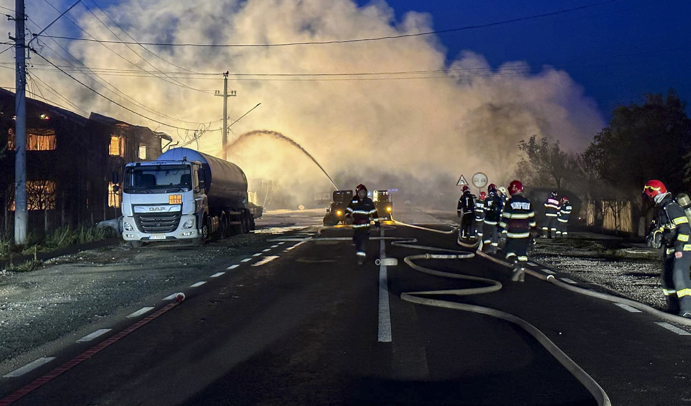 Brandmän bekämpar branden efter den första explosionen vid en gasstation i Crevedia utanför Rumäniens huvudstad Rumänien. Kort därpå inträffade en andra explosion och tiotals brandmän skadades. Foto: Rumänska räddningstjänsten/IGSU/AP/TT