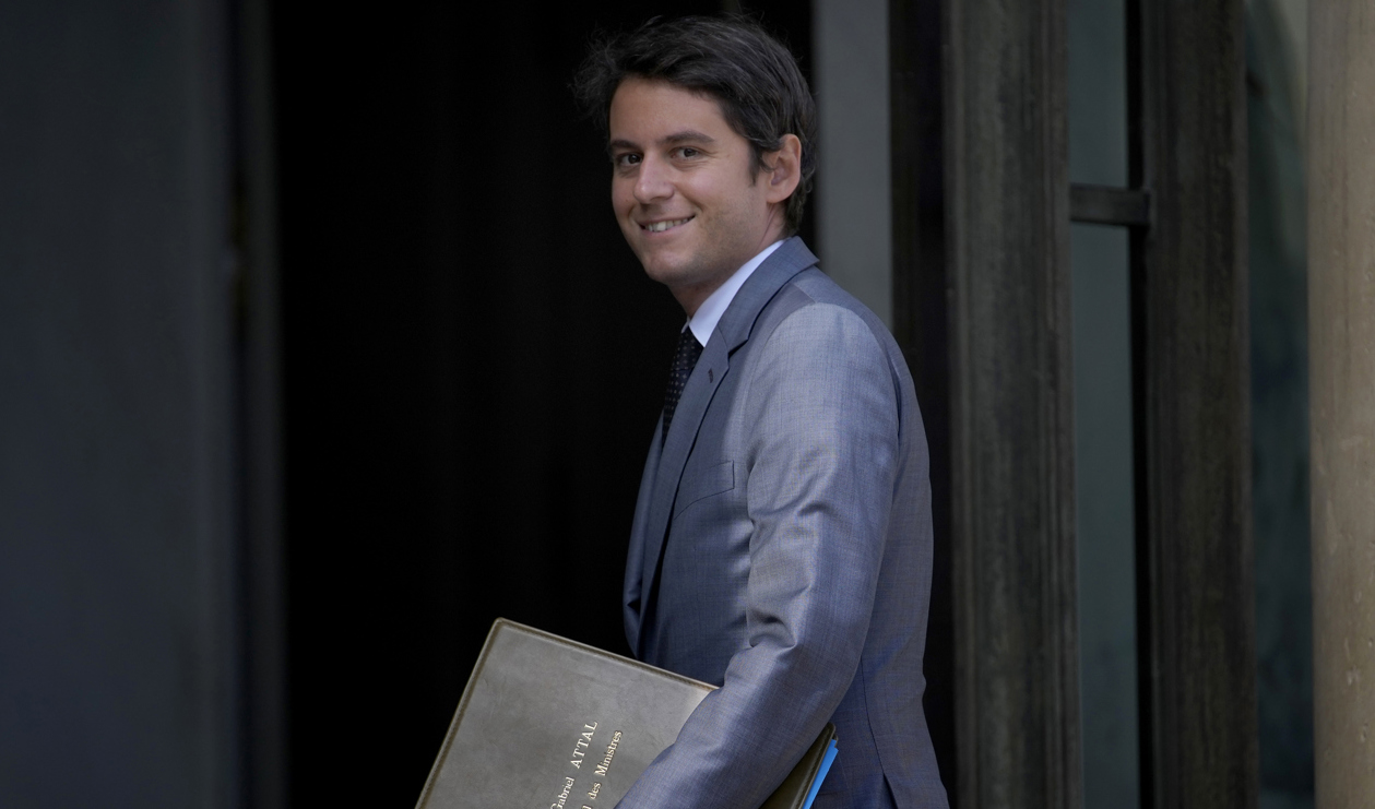 Utbildningsminister Gabriel Attal säger till TF1 att det inte kommer att vara möjligt att bära abaya i en fransk skola. Arkivbild. Foto: Christophe Ena/AP/TT