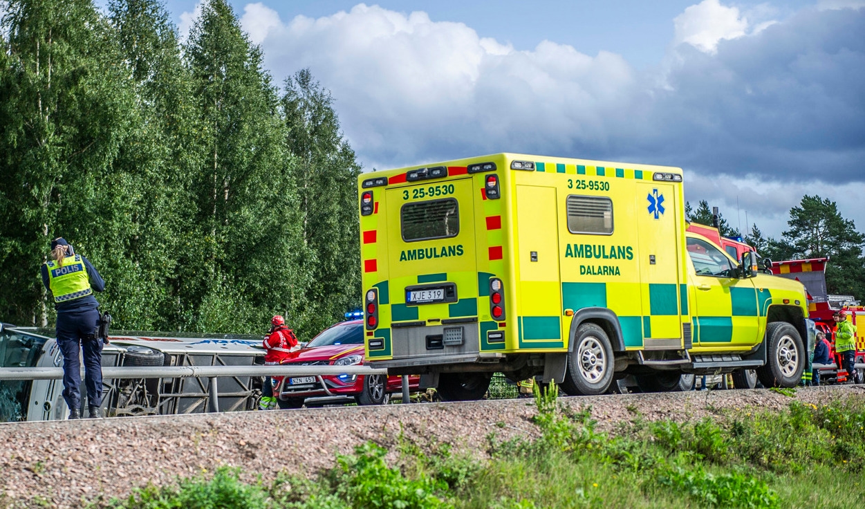 En buss med ett 20-tal passagerare har kört av vägen och vält söder om Hedemora. Foto: Niklas Hagman/TT