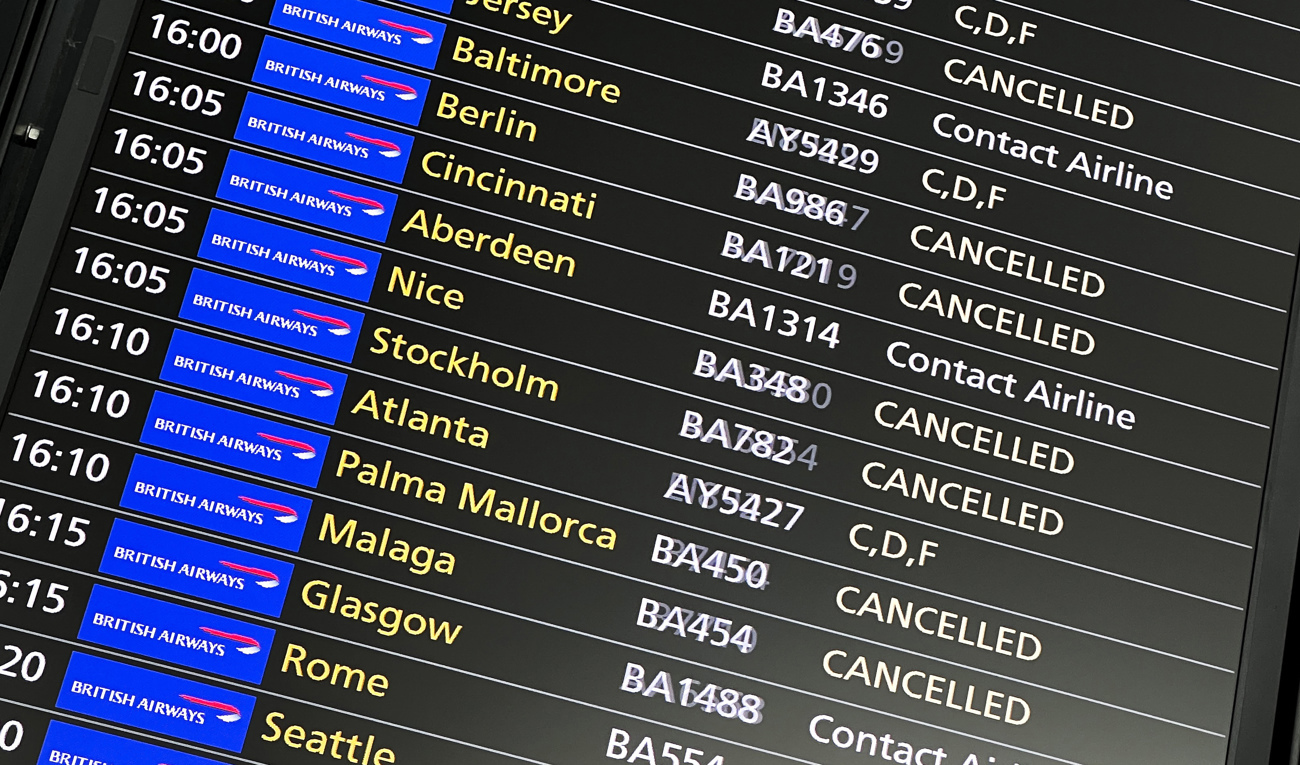 Flyg efter flyg ställdes in på Heathrow på måndagen. Foto: Alberto Pezzali/AP/TT