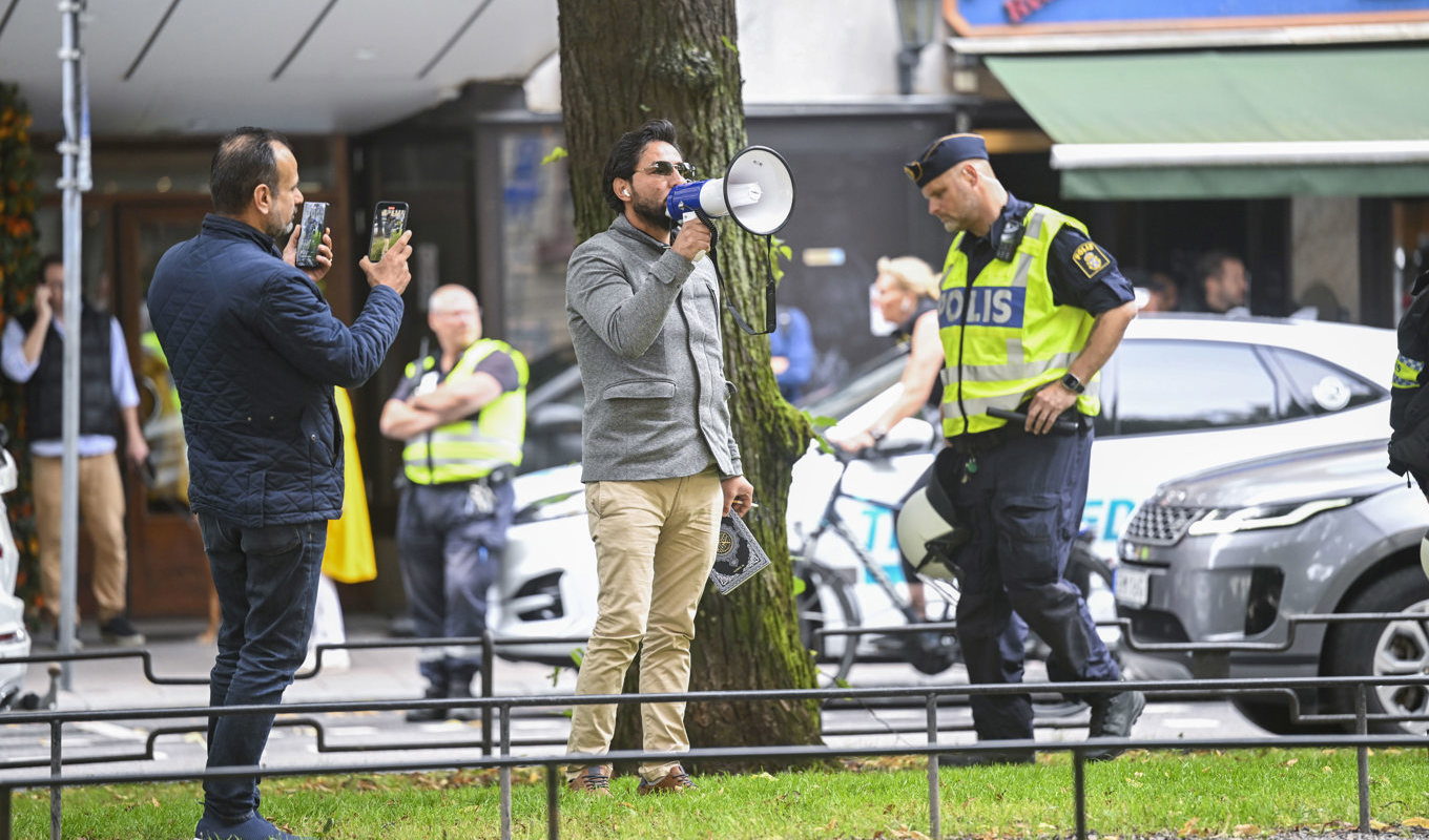 Salwan Momika utanför Pakistans ambassad i Stockholm på måndagen. Foto: Fredrik Sandberg/TT