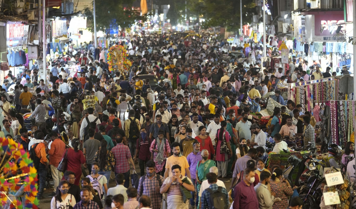 Människor utanför en tågstation i Bombay. Just Indien är ett av de länder som svenska företag ser störst potential i just nu. Arkivbild. Foto: Rajanish Kakade/AP/TT