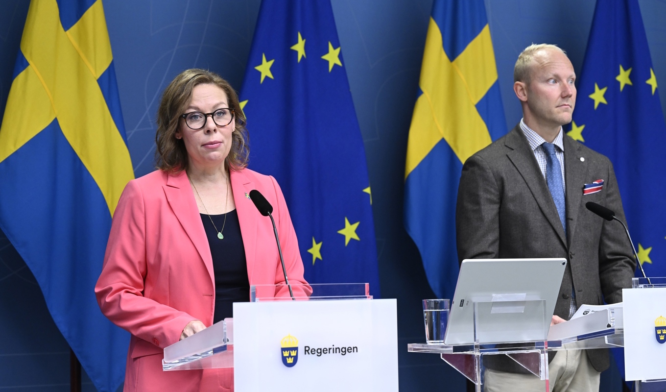 Pressträff med Tidöpartierna där migrationsminister Maria Malmer Stenergard (M) tillsammans med Ludvig Aspling (SD) presenterar flera åtgärder för att stärka återvändandearbetet. Foto: Jessica Gow/TT