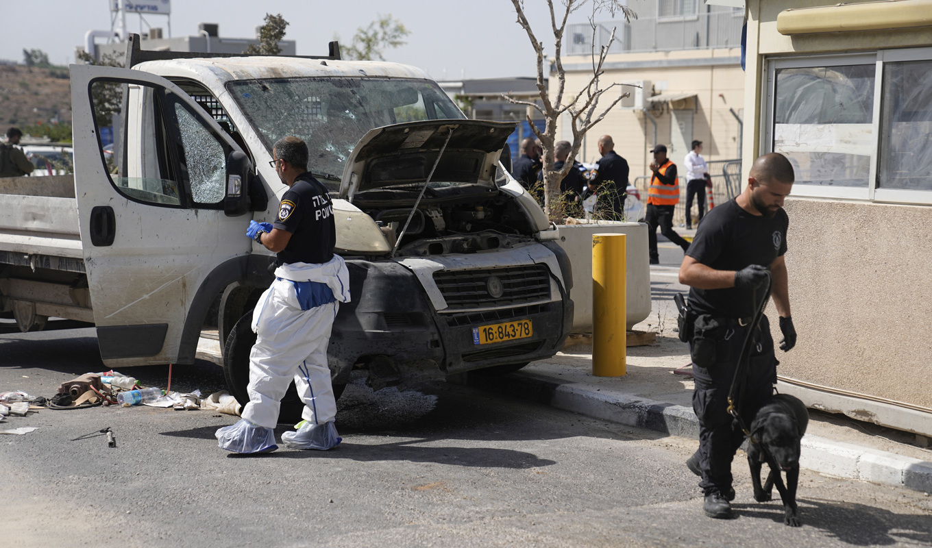 Israeliska säkerhetsstyrkor undersöker platsen där en palestinsk man rammade israeliska soldater. Foto: Ohad Zwigenberg/AP/TT
