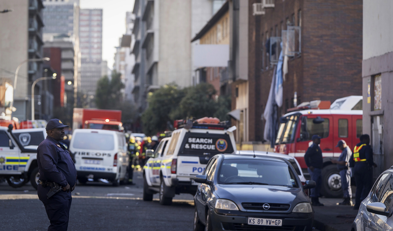 Branden i Johannesburg startade vid klockan halv två på natten och ett räddningsarbete pågick under morgonen. Foto: AP/TT