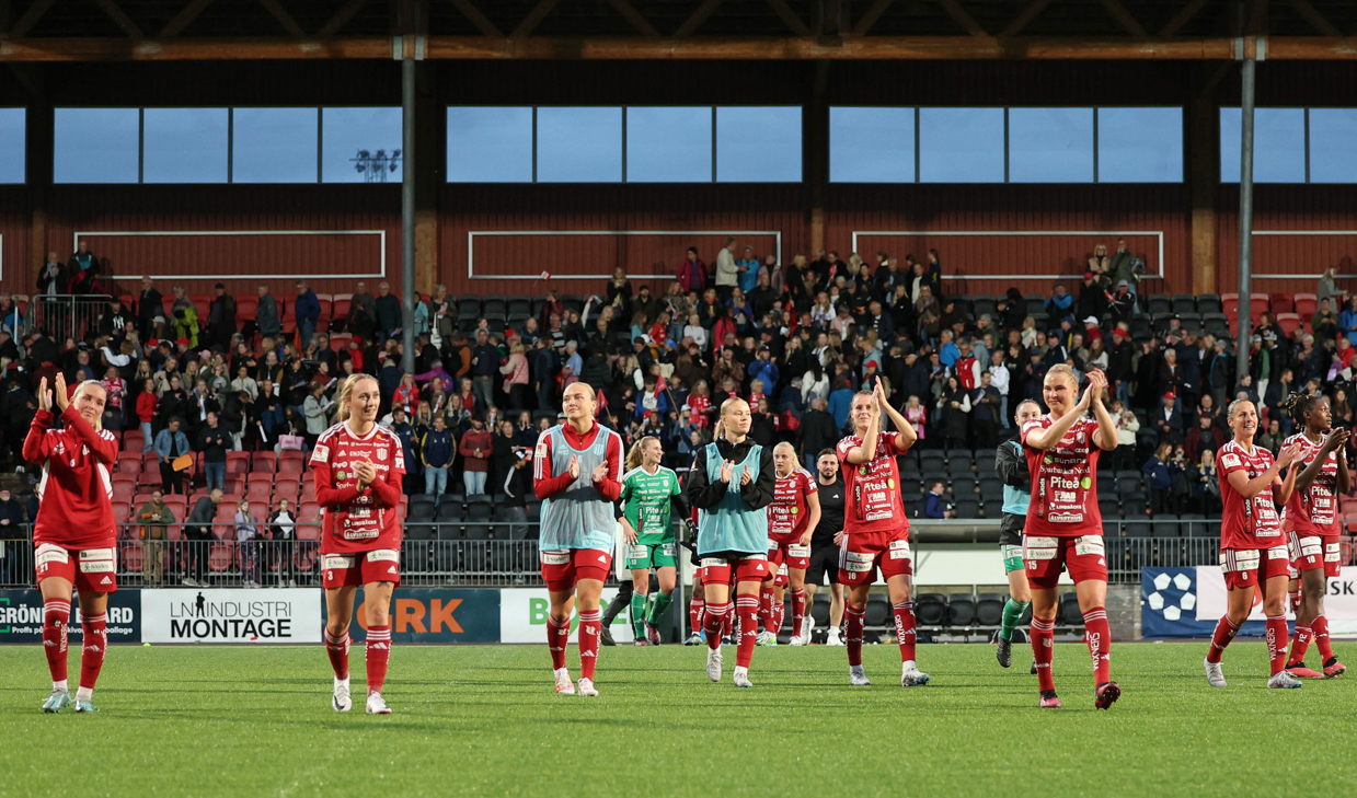 Piteå tackar publiken efter segern mot FC Rosengård. Foto: Mats Engfors / TT